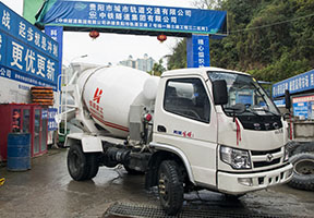 貴陽(yáng)地鐵施工用2方攪拌車(chē)。