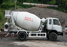 浙江引水隧道用隧道專(zhuān)用小型攪拌車(chē)施工。