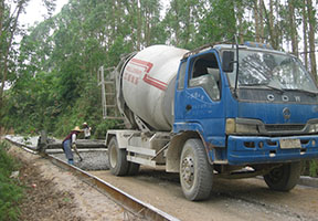 廣西貴港農(nóng)用車(chē)改裝小型攪拌車(chē)鄉(xiāng)村公路工程。